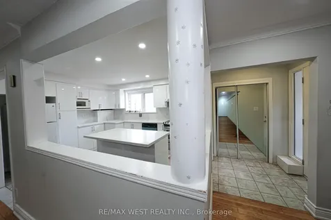 812 Kennedy Road Toronto ON M1K 2C8