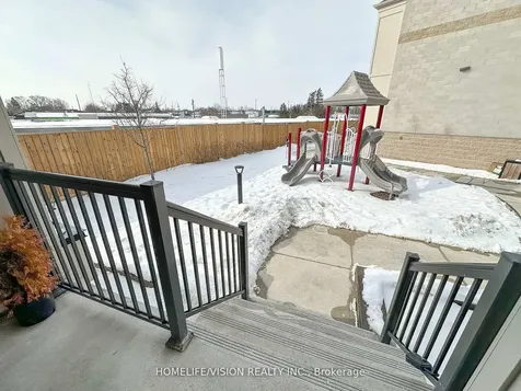 490 Beresford Path Oshawa ON L1H 0B2