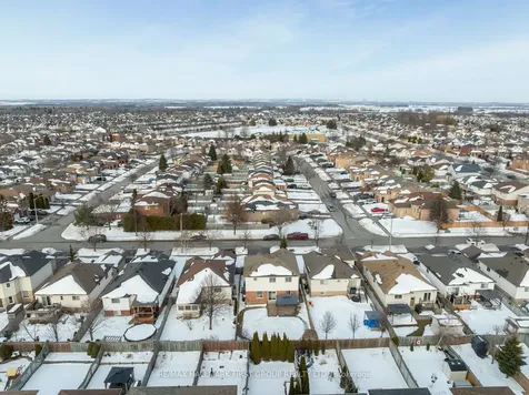 18 Laurelwood Street Clarington ON L1C 4Z7