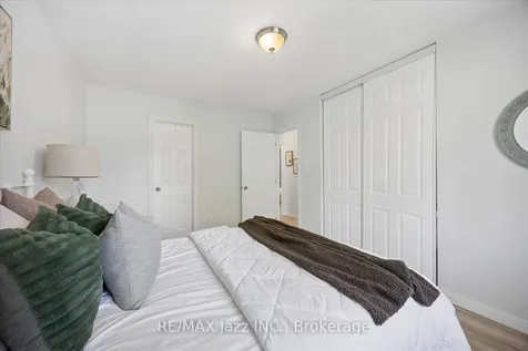 737 Greenoch Court Oshawa ON L1J 6H4
