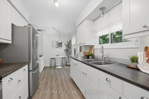737 Greenoch Court Oshawa ON L1J 6H4