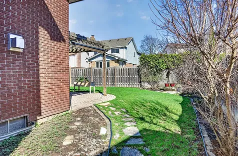 656 Hillcroft Street Oshawa ON L1G 7X6