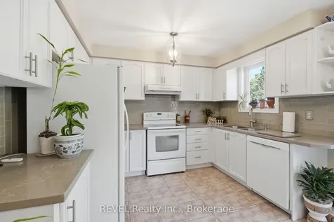 16 Parnell Crescent Whitby ON L1R 2L4