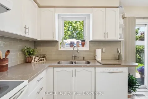 16 Parnell Crescent Whitby ON L1R 2L4