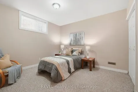 16 Parnell Crescent Whitby ON L1R 2L4