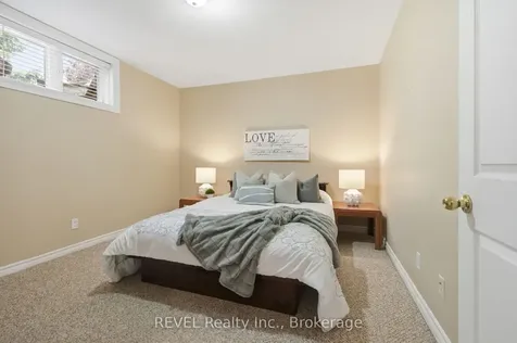 16 Parnell Crescent Whitby ON L1R 2L4
