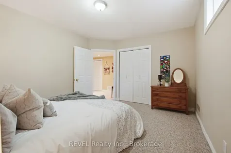 16 Parnell Crescent Whitby ON L1R 2L4