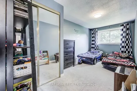 1153 Southdale Avenue N Oshawa ON L1H 7Y9