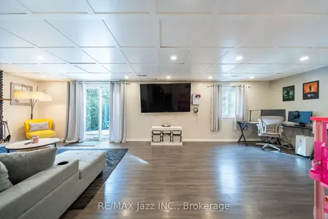 1007 Cardinal Court Oshawa ON L1G 6Y3