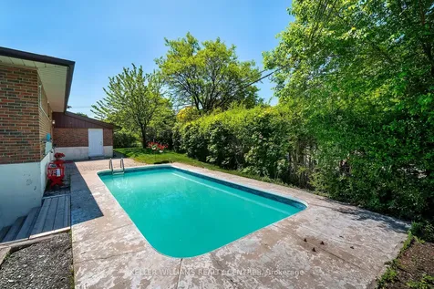 2 Banmoor Boulevard Toronto ON M1J 2Y9