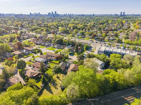 27 Dalecliff Crescent Toronto ON M1R 3L6