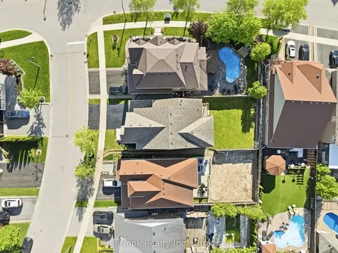 52 Nightingale Crescent Whitby ON L1M 0H4