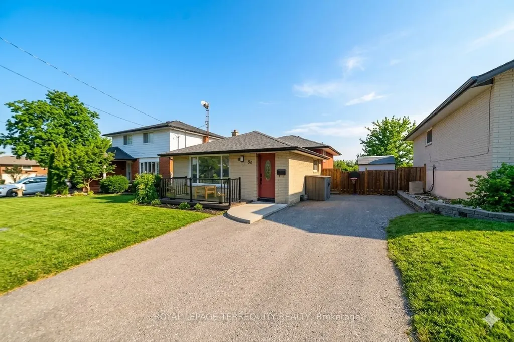 90 Keewatin Street S Oshawa ON L1H 6Z1