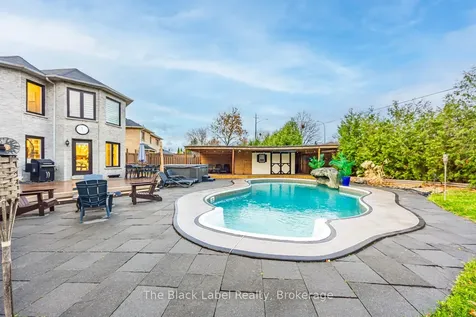 48 Lipton Crescent Whitby ON L1R 1W7