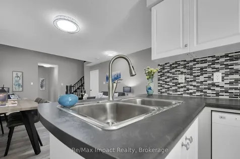 1872 Woodgate Court Oshawa ON L1G 7Z2