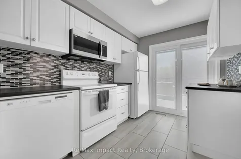 1872 Woodgate Court Oshawa ON L1G 7Z2