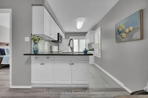 1872 Woodgate Court Oshawa ON L1G 7Z2