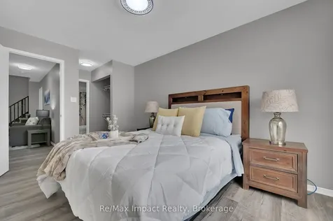 1872 Woodgate Court Oshawa ON L1G 7Z2