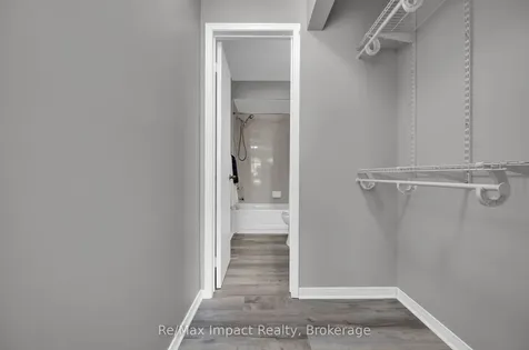 1872 Woodgate Court Oshawa ON L1G 7Z2