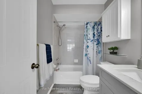 1872 Woodgate Court Oshawa ON L1G 7Z2