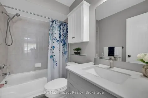1872 Woodgate Court Oshawa ON L1G 7Z2