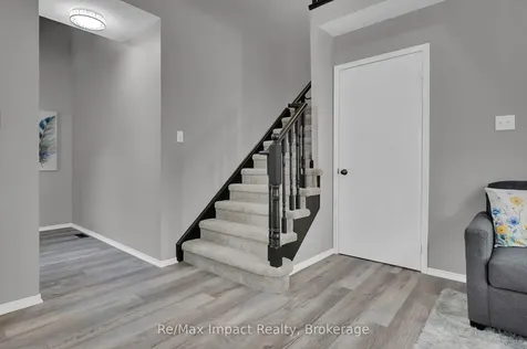 1872 Woodgate Court Oshawa ON L1G 7Z2