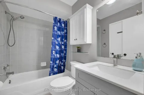 1872 Woodgate Court Oshawa ON L1G 7Z2