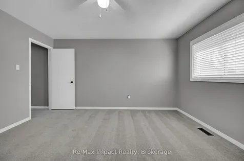 1872 Woodgate Court Oshawa ON L1G 7Z2