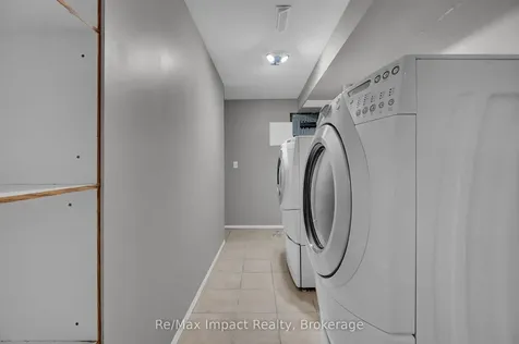 1872 Woodgate Court Oshawa ON L1G 7Z2