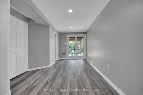1872 Woodgate Court Oshawa ON L1G 7Z2