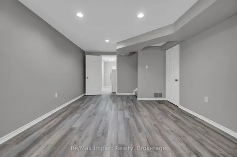 1872 Woodgate Court Oshawa ON L1G 7Z2
