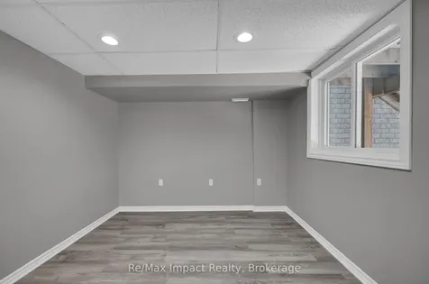 1872 Woodgate Court Oshawa ON L1G 7Z2