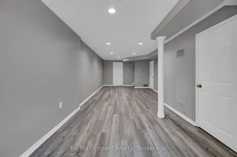 1872 Woodgate Court Oshawa ON L1G 7Z2