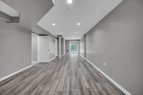 1872 Woodgate Court Oshawa ON L1G 7Z2