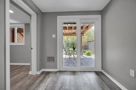 1872 Woodgate Court Oshawa ON L1G 7Z2