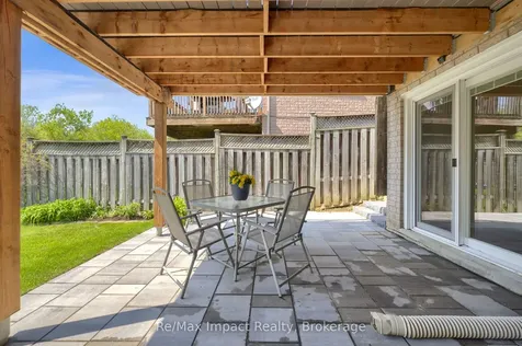 1872 Woodgate Court Oshawa ON L1G 7Z2