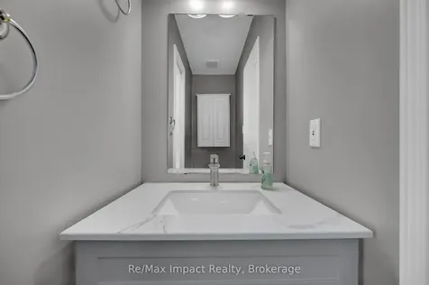 1872 Woodgate Court Oshawa ON L1G 7Z2