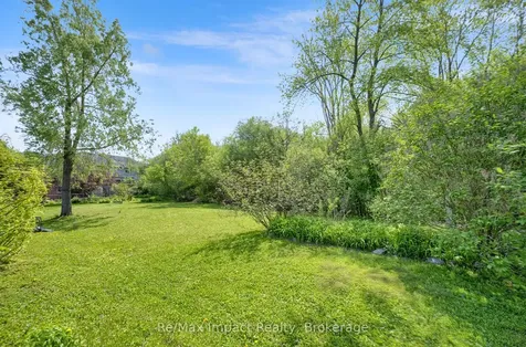 1872 Woodgate Court Oshawa ON L1G 7Z2