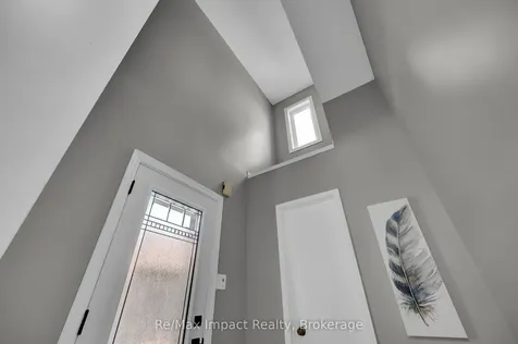1872 Woodgate Court Oshawa ON L1G 7Z2