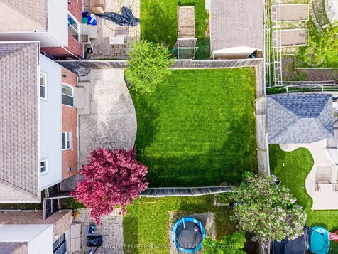 23 Courvier Crescent Clarington ON L1C 0E7