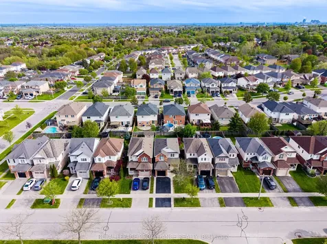 23 Courvier Crescent Clarington ON L1C 0E7