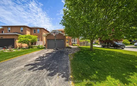 632 Chiron Crescent Pickering ON L1V 4T4