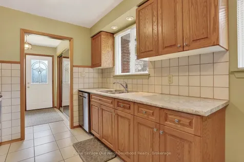 34 Brant Court Oshawa ON L1G 4M9