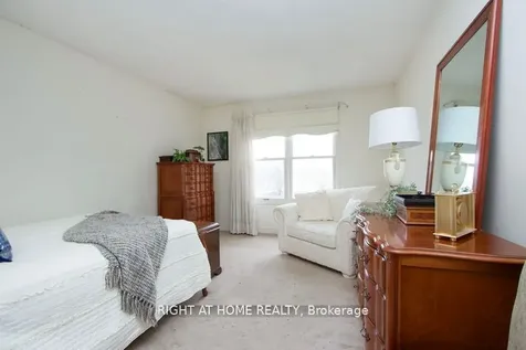 3 Hampstead Gate E Clarington ON L1E 1V2