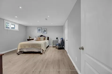 858 Swiss Heights Oshawa ON L1K 2A9