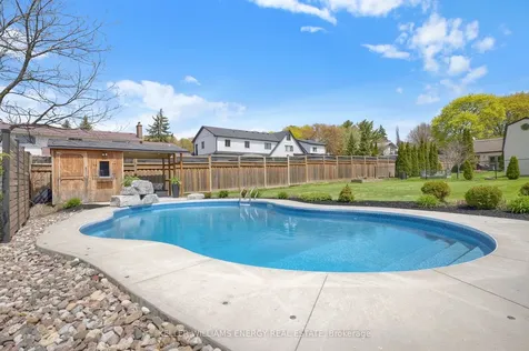 858 Swiss Heights Oshawa ON L1K 2A9