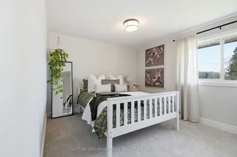 163 Keewatin Street S Oshawa ON L1H 6Z4