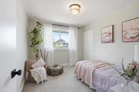163 Keewatin Street S Oshawa ON L1H 6Z4