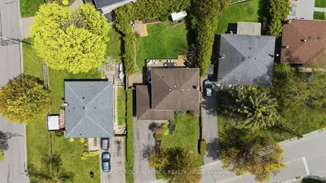 163 Keewatin Street S Oshawa ON L1H 6Z4