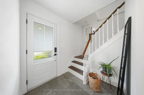 163 Keewatin Street S Oshawa ON L1H 6Z4